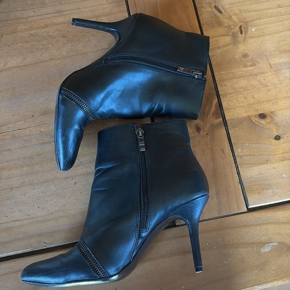 Kelly and Katie Black heeled ankle moto boots zipper accent stiletto size 6.5 - Picture 9 of 15